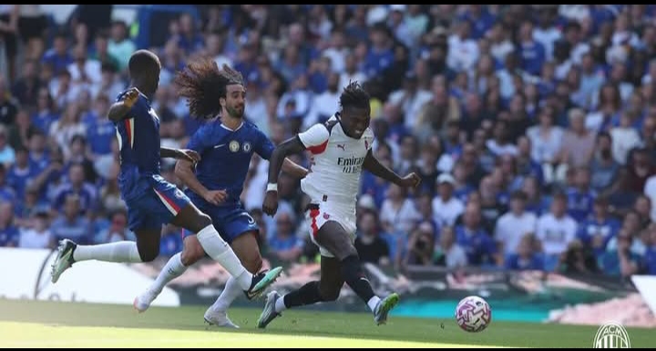 Bintang AC Milan Rafael Leao melewati dia pemain Chelsea.