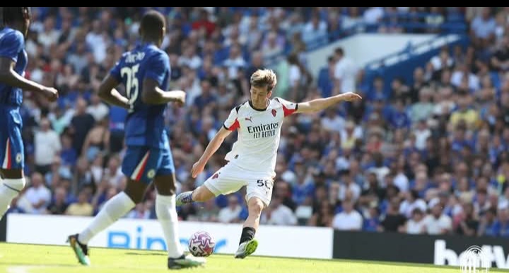 Alexis Saelemaekers, pemain AC Milan saat berhadapan dengan dua pemain Chelsea.