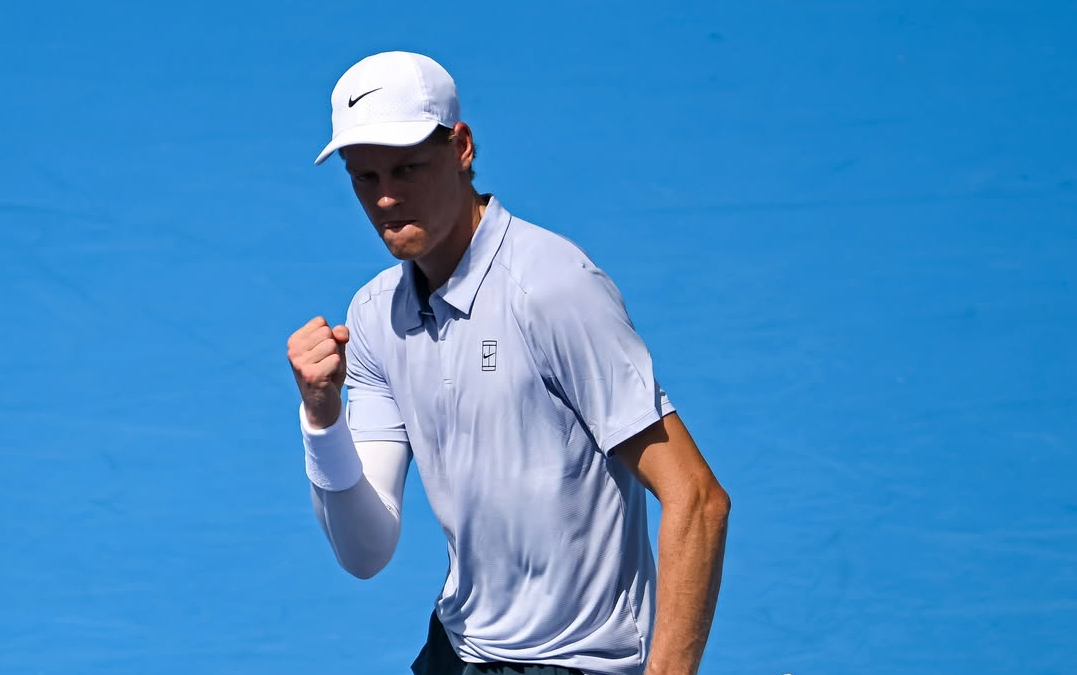 Jannik Sinner mengalahkan Gabriel Diallo di Cincinnati Open meski ada drama alarm kebakaran dan listrik padam.