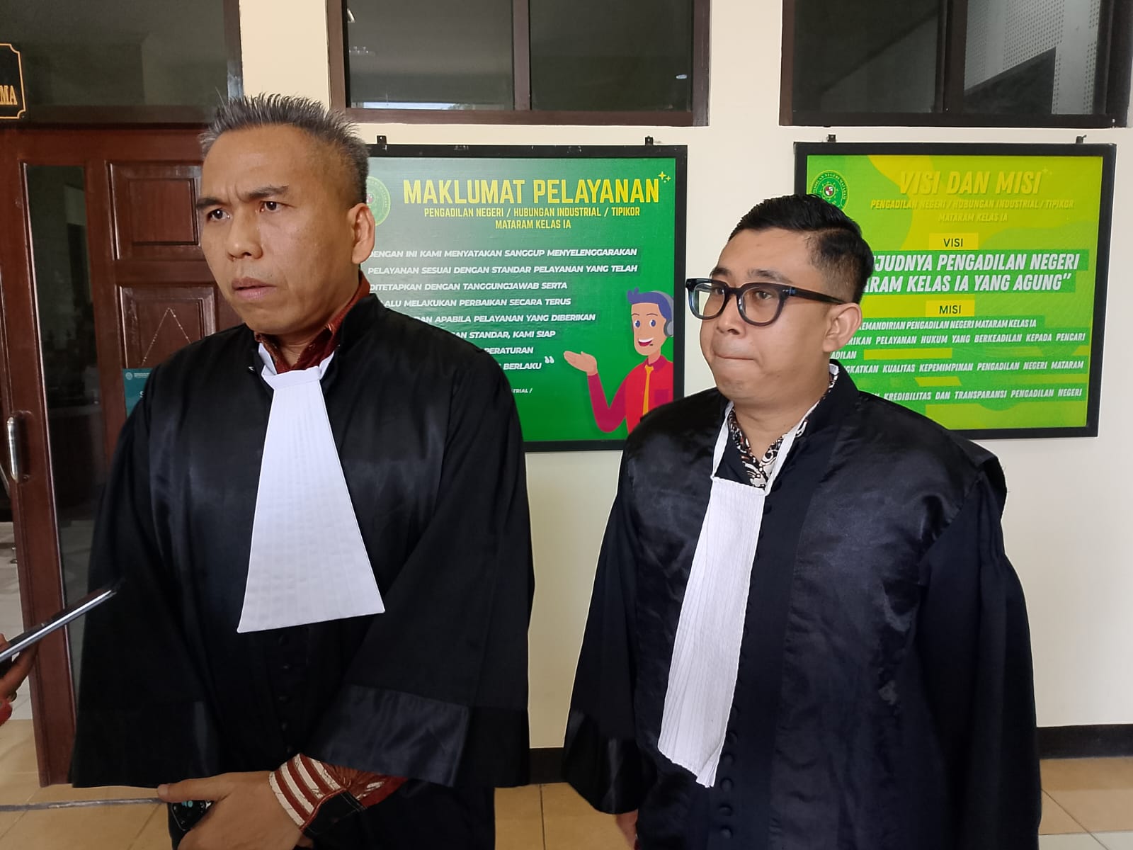Dua penasihat hukum Rosiady Sayuti, Rofiq Ashari (kiri) dan rekannya memberikan keterangan di Pengadilan Tipikor Mataram.