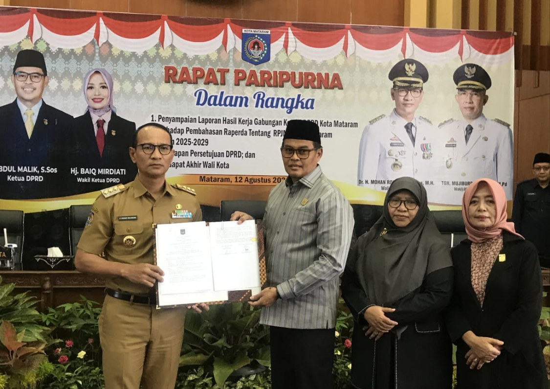 Wali Kota Mataram Mohan Roliskana menerima dokumen persetujuan Raperda RPJMD Kota Mataram 2025&ndash;2029 dari Ketua DPRD Abdul Malik pada Rapat Paripurna di Gedung DPRD Kota Mataram, Selasa (12/8).