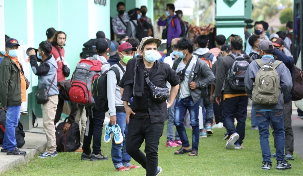 Puluhan Pekerja Migran Indonesia (PMI) asal NTB baru pulang dari Malaysia tiba di Asrama Haji. DPRD mengimbau masyarakat menjadi PMI secara prosedural.