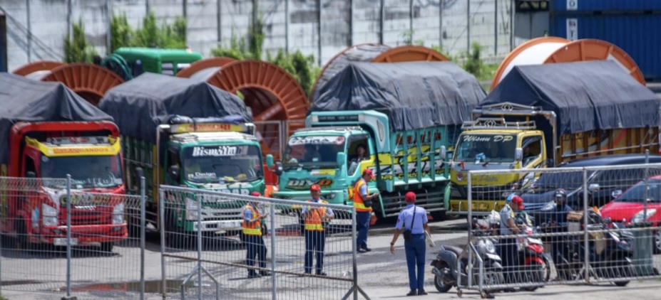 Truk angkutan logistik dengan muatan berlebihan atau Over Dimension Over Loading (ODOL) antre masuk Pelabuhan Lembar. Pemerintah dan DPR sepakat menerapkan zero ODOL 2027.