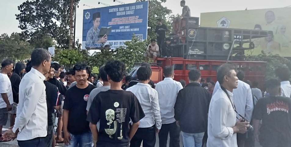 Paguyuban sopir truk ODOL demo di depan Kantor DPRD NTB pada Juni lalu. Mereka protes operasi ODOL oleh petugas padahal regulasi belum disahkan.