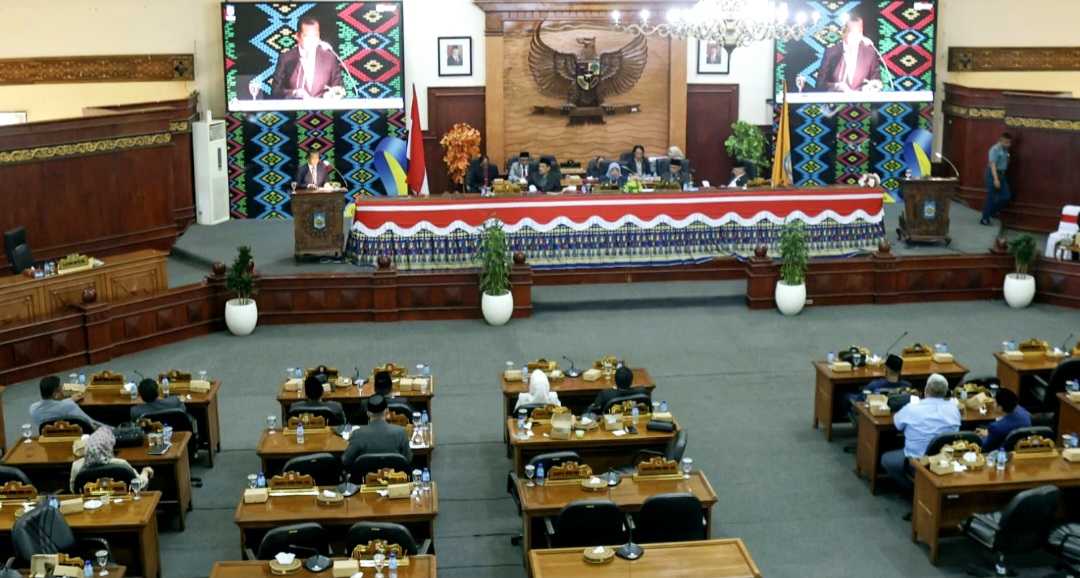 Gubernur NTB Lalu Muhamad Iqbal menyampaikan apresiasi atas kerja Pansus DPRD NTB dalam membahas enam raperda di rapat paripurna di DPRD NTB, Senin (11/8).