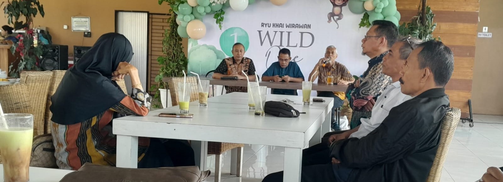 Pengurus MKKS SMP Kota Mataram melaksanakan rapat di salah satu rumah makan, pekan lalu. Burhanudin ditunjuk pimpin MKKS SMP Kota Mataram