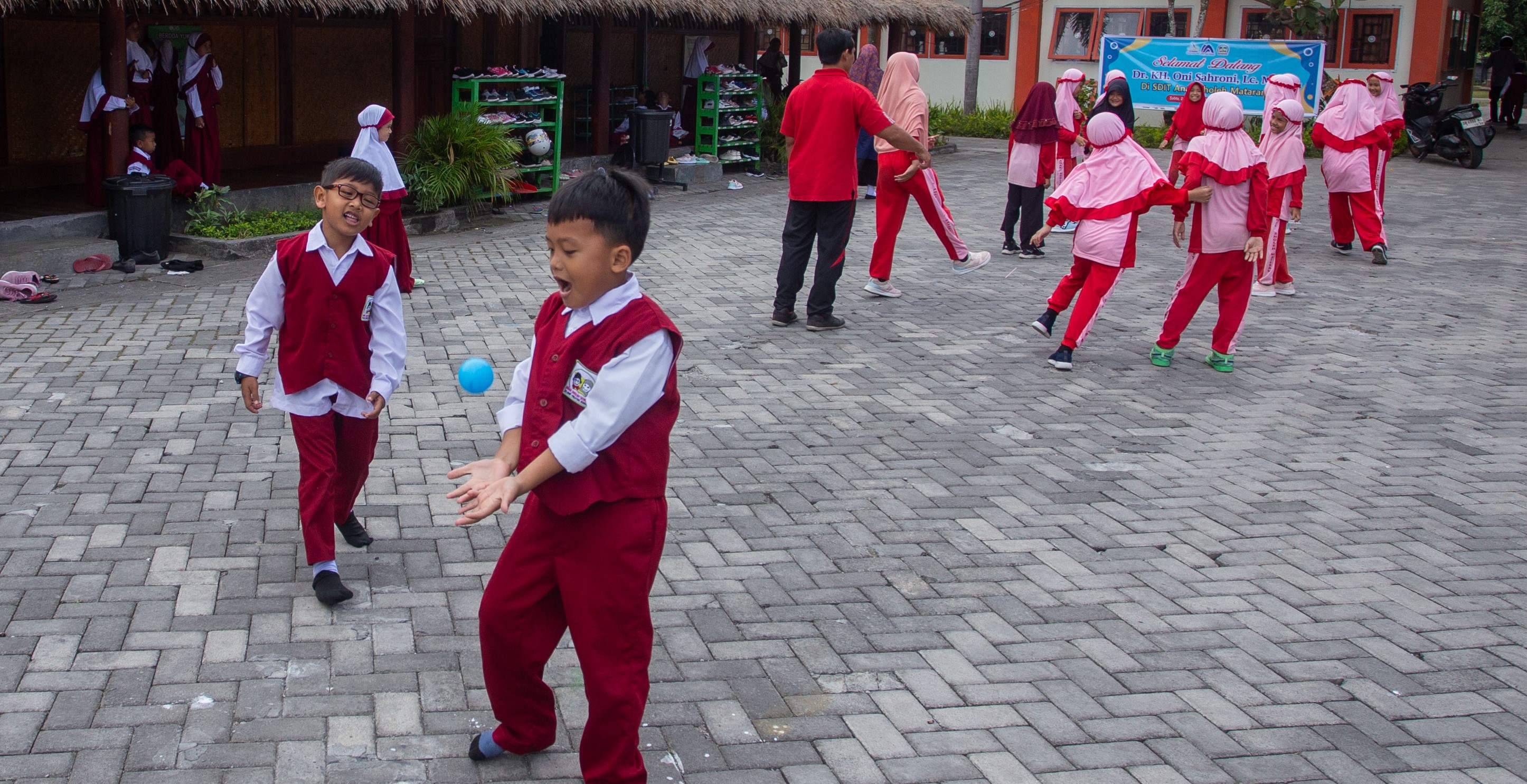 Dua murid SDIT Anak Sholeh Mataram bermain di halaman sekolah setempat, Disdik Mataram akan koordinasi dengan pusat percepat penerapan pendidikan inklusif.