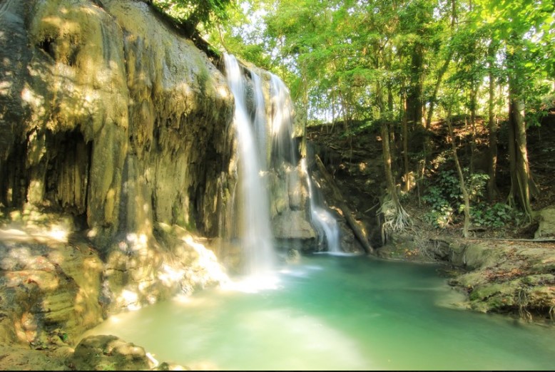 Keindahan Air Terjun Mata Jitu yang ada di Pulau Moyo, Sumbawa, NTB. Merdeka Sinyal Telkomsel di Pulau Moyo, Menjelajah Tanpa Batas.