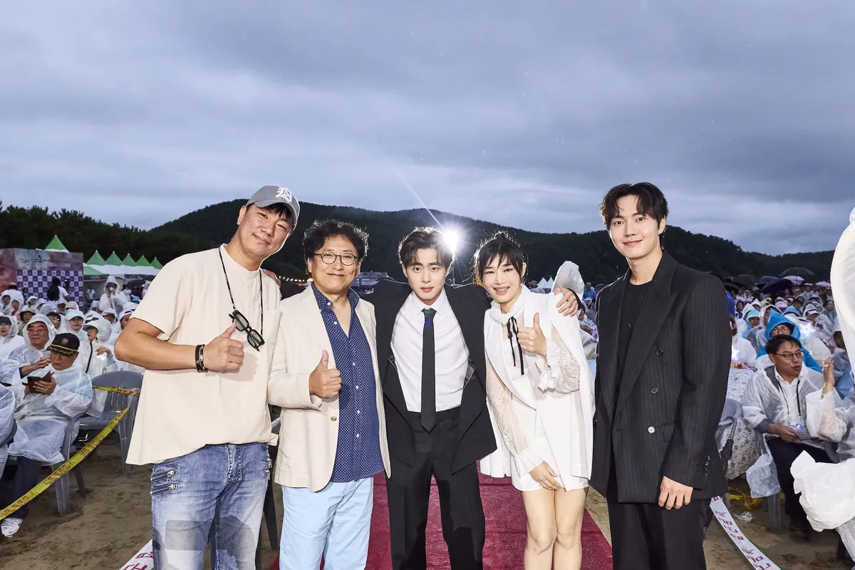 Jo Byeong Gyu (tengah) meriahkan Festival Film Senja Dadaepo