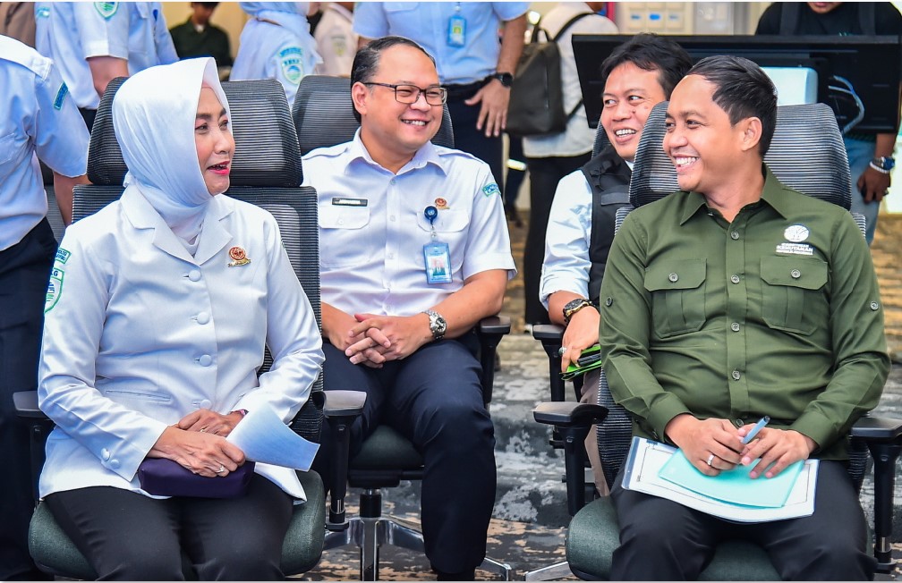KARHUTLA: Menhut Raja Juli Antoni (kanan) rapat bersama BMKG dan BNPB terkait kebakaran hutan dan lahan (Karhutla) di Jakarta, Selasa (12/8).