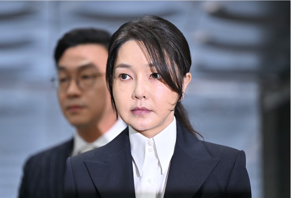 PILIH DIAM: Mantan Ibu Negara Korsel Kim Keon-hee sekaligus istri mantan presiden yang dimakzulkan, Yoon Suk Yeol, tiba di Pengadilan Distrik Pusat Seoul, Selasa (12/8).