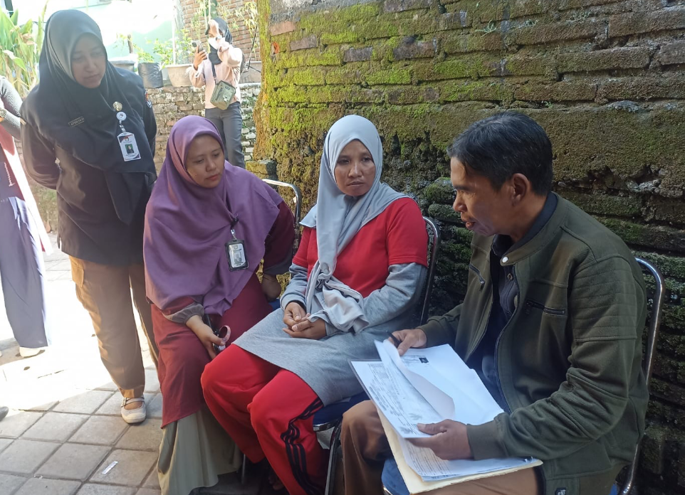 Tim dari KPU Kota Mataram saat melakukan Coklit Terbatas, Rabu (13/8).