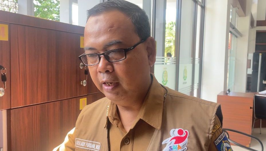 PENUHI PANGGILAN: Mantan Kadis Dikbud NTB Aidy Furqan keluar dari kantor Kejati NTB usai diperiksa Kejagung, Selasa (12/8).&nbsp;