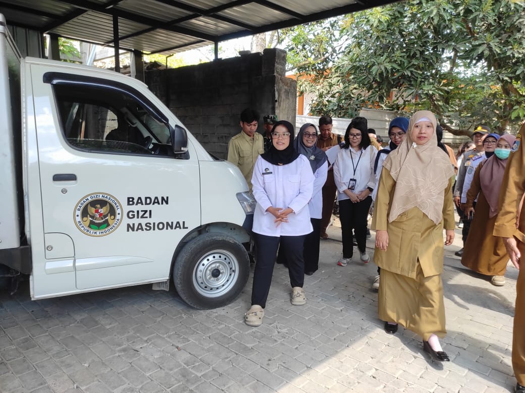 CEK MBG: Wakil Bupati Lobar Nurul Adha saat turun mengecek sejumlah lokasi yang disiapkan jadi dapur makan bergizi gratis (MBG) di wilayah Sekotong, Lembar, hingga Gerung.