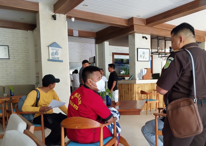 DIINTEROGASI: Tersangka pembunuhan Brigadir Nurhadi diinterogasi jaksa saat rekonstruksi di Beach House Hotel, Gili Trawangan, Senin (11/8).&nbsp;