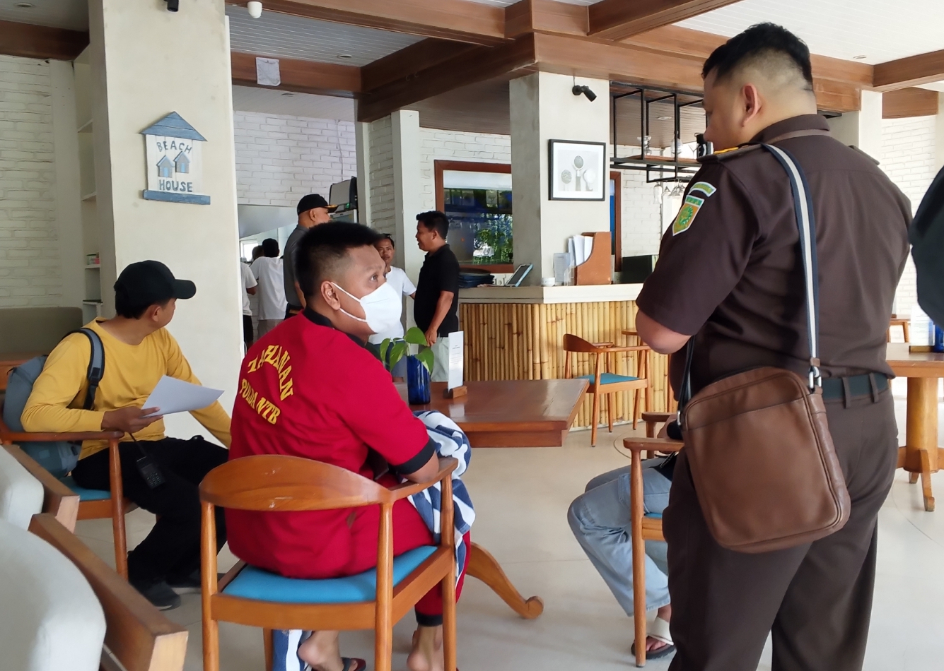DIINTEROGASI: Tersangka pembunuhan Brigadir Nurhadi diinterogasi jaksa saat rekonstruksi di Beach House Hotel, Gili Trawangan, Senin (11/8) lalu