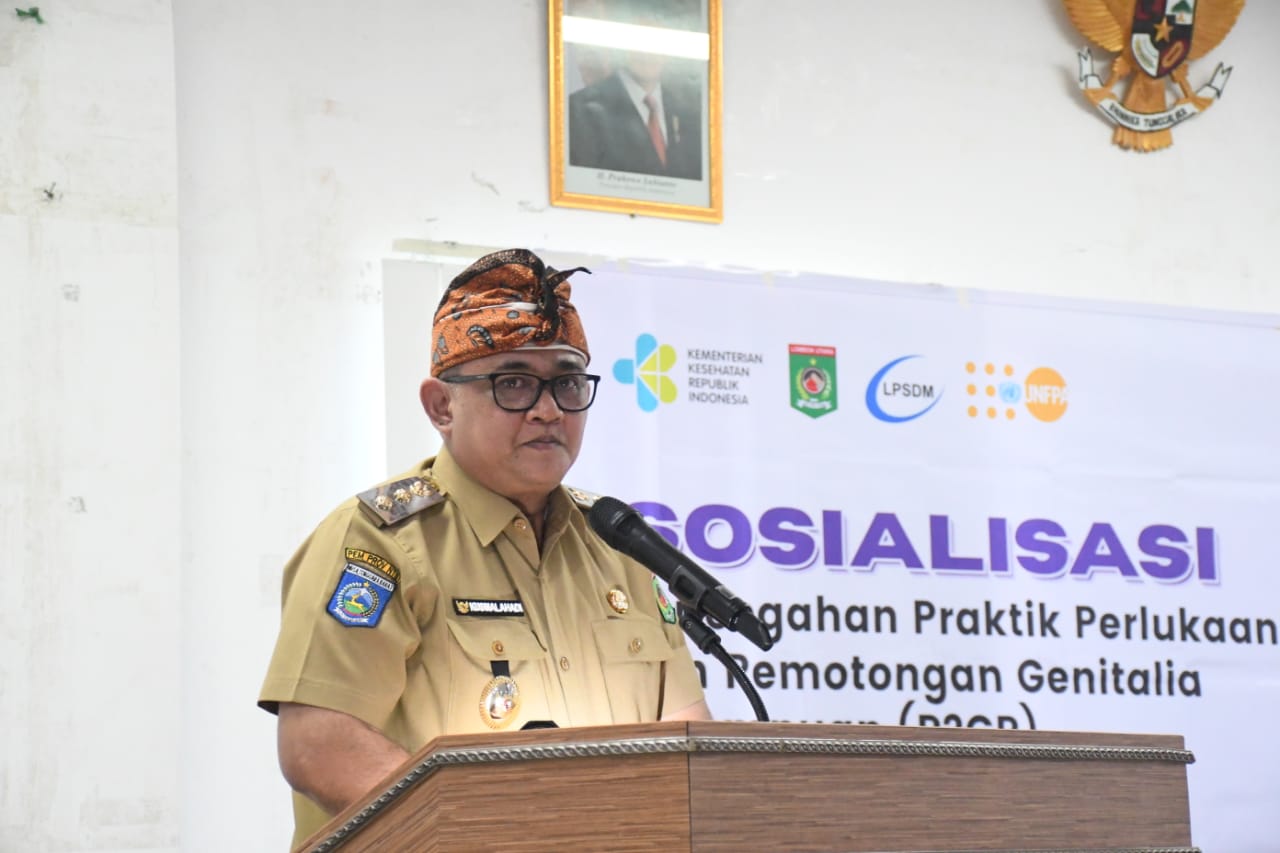 KHITAN PEREMPUAN; Wabup Kusmalahadi Syamsuri memberikan sambutan pada acara sosialisasi P2GP, Selasa (12/8).