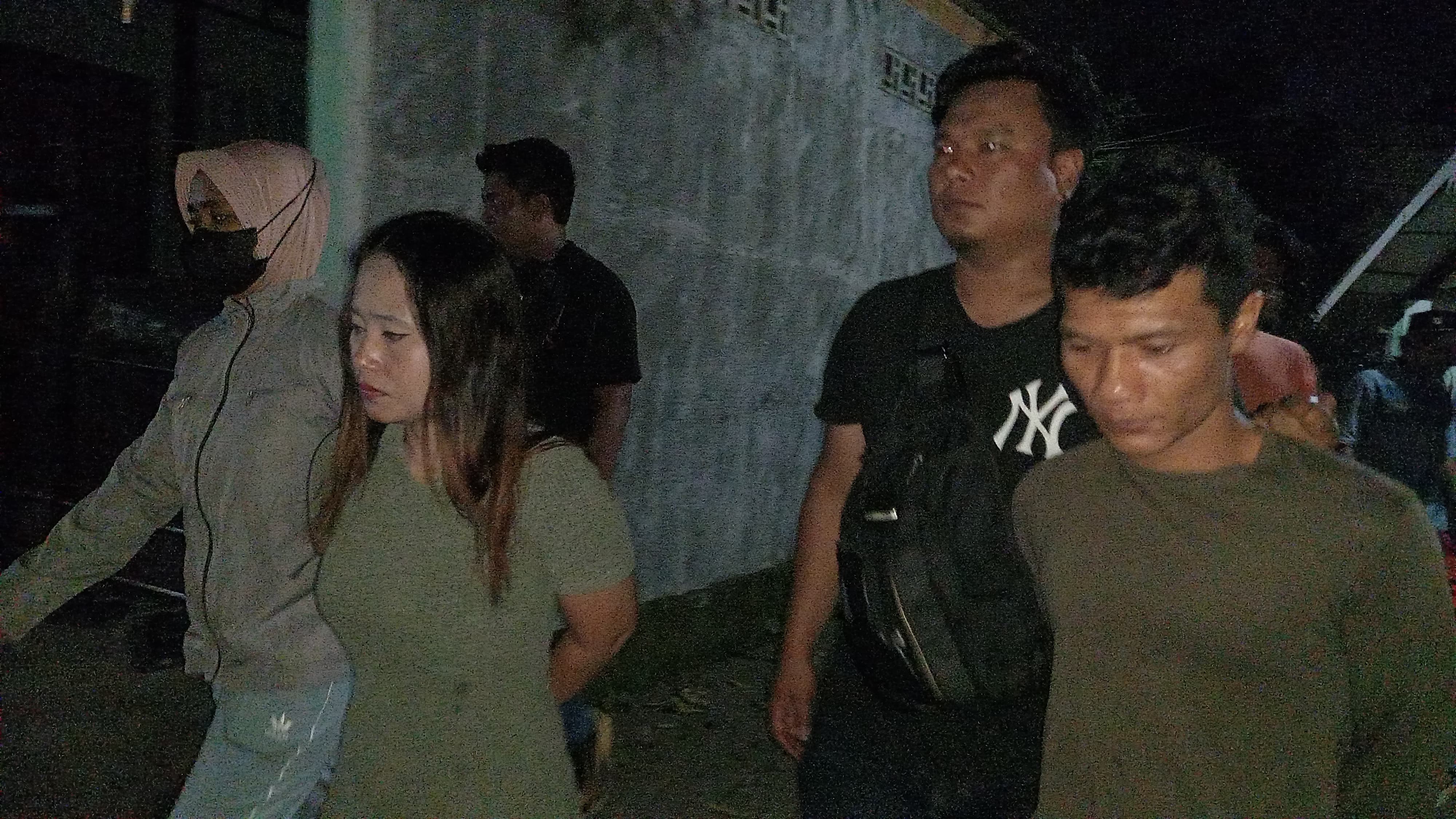 DITANGKAP: Pasutri berinisial SR dan R dikawal polisi usai ditangkap di Jalan Energi, Ampenan, Senin dinihari (12/8).&nbsp;
