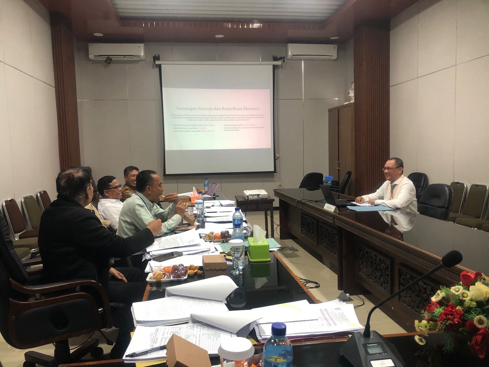 PAPARKAN GAGASAN: Haeruddin, salah satu peserta Pansel yang juga merupakan Sekretaris Dinas Perkim saat mempresentasikan makalahnya di depan tim pansel.