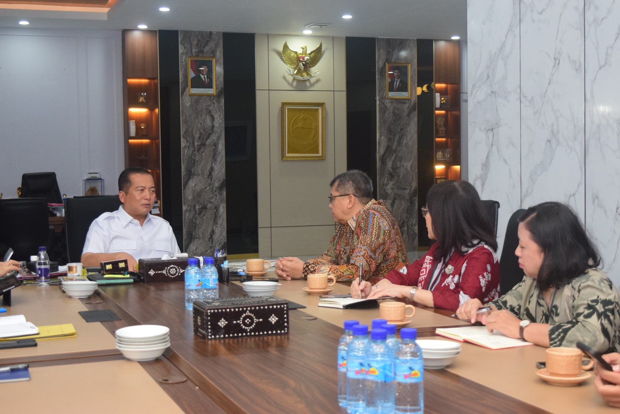 BAHAS PROGRAM: Gubernur NTB Lalu Muhamad Iqbal (kiri) berdiskusi dengan Novrizal Tahar, deputi Bidang Percepatan Pemberdayaan Kapasitas dan Penyediaan Akses Badan Percepatan Pengentasan Kemiskinan RI