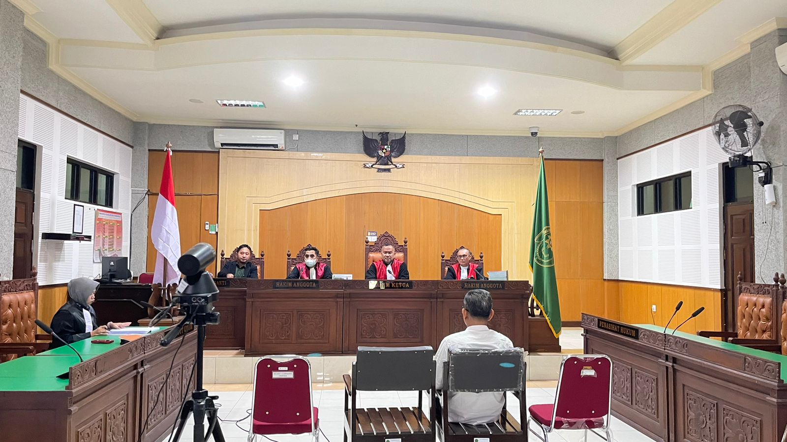 DITUNTUT: Terdakwa Pungli Ahmad Muslim duduk mendengarkan pembacaan tuntutan dari JPU di PN Tipikor Mataram, Senin (12/8).