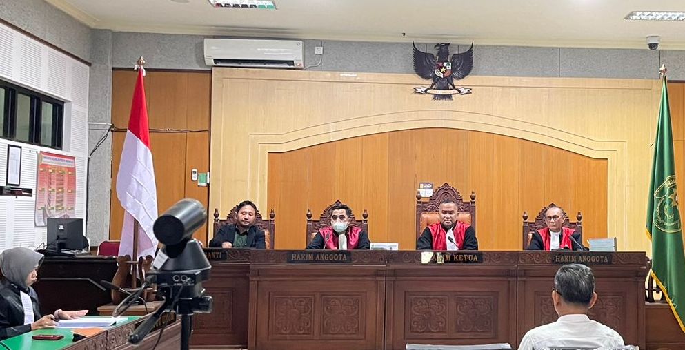 DITUNTUT: Terdakwa Pungli Ahmad Muslim duduk mendengarkan pembacaan tuntutan dari JPU di PN Tipikor Mataram, Selasa (12/8).&nbsp;