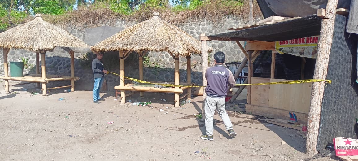 DITUTUP: Petugas dari Polsek Bayan memasang police line di kafe yang menjual minuman keras kemarin
