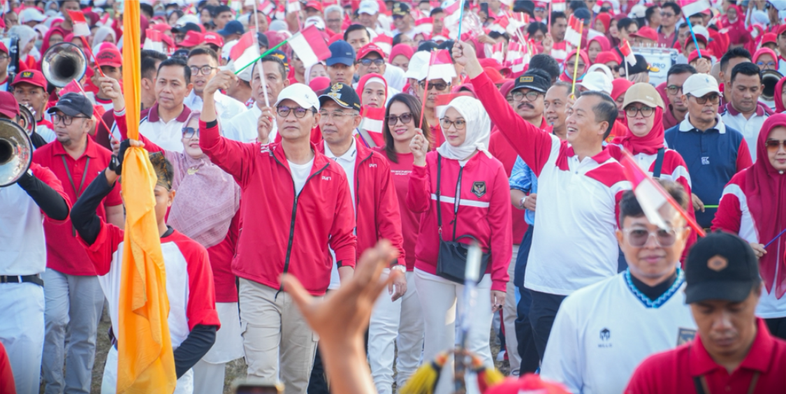 Wali Kota Mataram Dr. H. Mohan Roliskana bersama Gubernur NTB Dr. H Lalu Muhammad Iqbal memimpin barisan sambil mengibarkan bendera sebagai simbol persatuan jelang HUT RI ke-80.