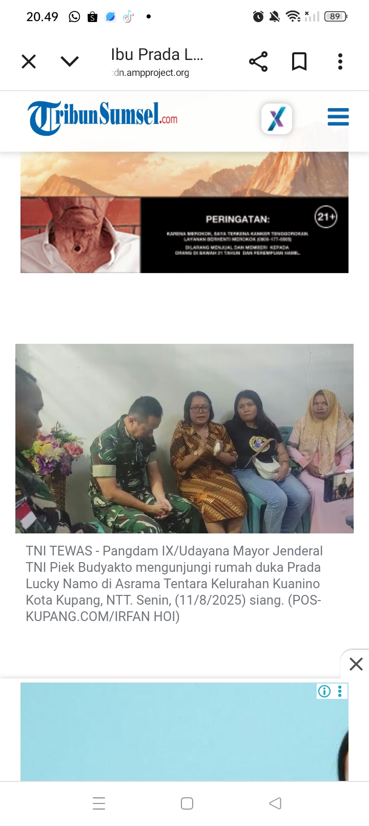 Ibu Prada Lucky, Epi Seprina tak kuasa menahan tangis saat ditemui Pangdam IX/Udayana Mayor Jenderal TNI Piek Budyakto di rumah duka. Ia bersujud meminta keadialan untuk putranya yang tewas dianiaya.