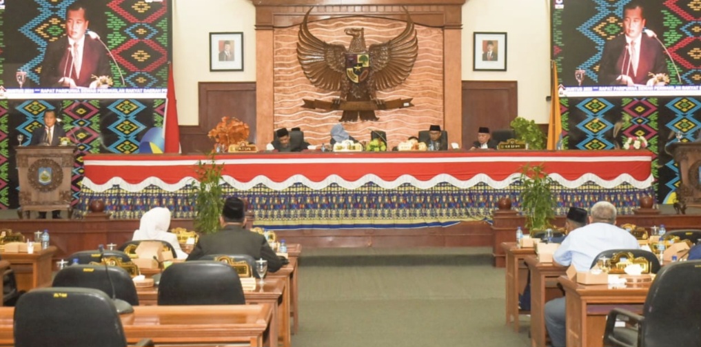 Gubernur NTB Lalu Muhamad Iqbal menyampaikan tanggapan dalam rapat paripurna di DPRD NTB, Senin (11/8). Dalam momen ini Pansus DPRD NTB menyetujui enam raperda.