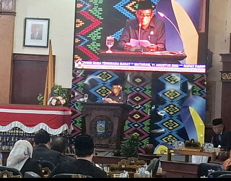 Anggota Pansus 1 DPRD NTB Syamsul Fikri membacakan rancangan perubahan Perda Nomor 7 Tahun 2017 tentang Hak Keuangan dan Administratif Pimpinan dan Anggota DPRD NTB dalam rapat paripurna, Senin (11/8)