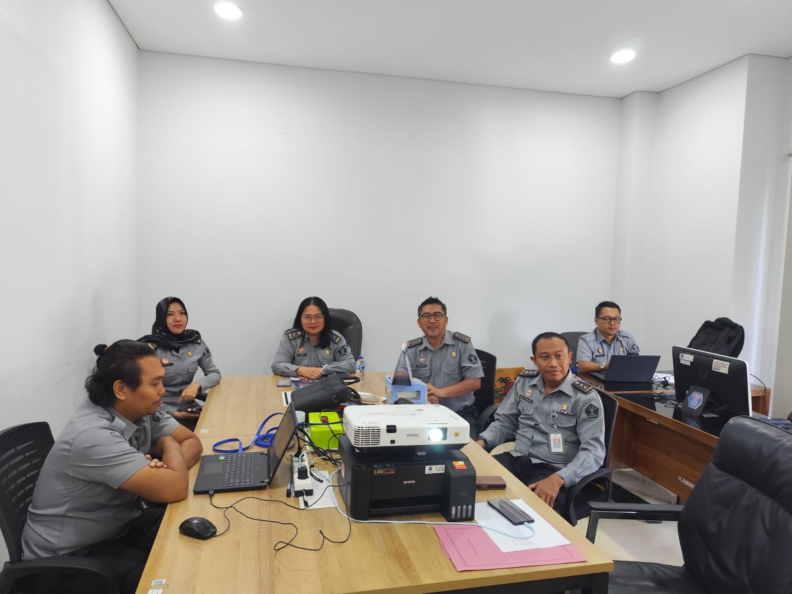 Kanwil Kemenkum NTB diwakili Kepala Divisi Pelayanan Hukum, Anna Ernita bersama dengan Bidang Pelayanan Kekayaan Intelektual mengikuti zoom meeting yang digelar oleh Direktorat Jenderal Kekayaan Int