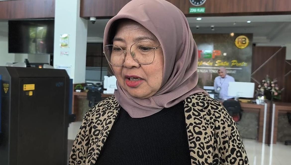 DIMINTAI KETERANGAN: Ketua DPRD NTB Hj Baiq Isvie Rupaeda keluar dari kantor Kejati NTB, Rabu (13/8). (Harli/Lombok Post)