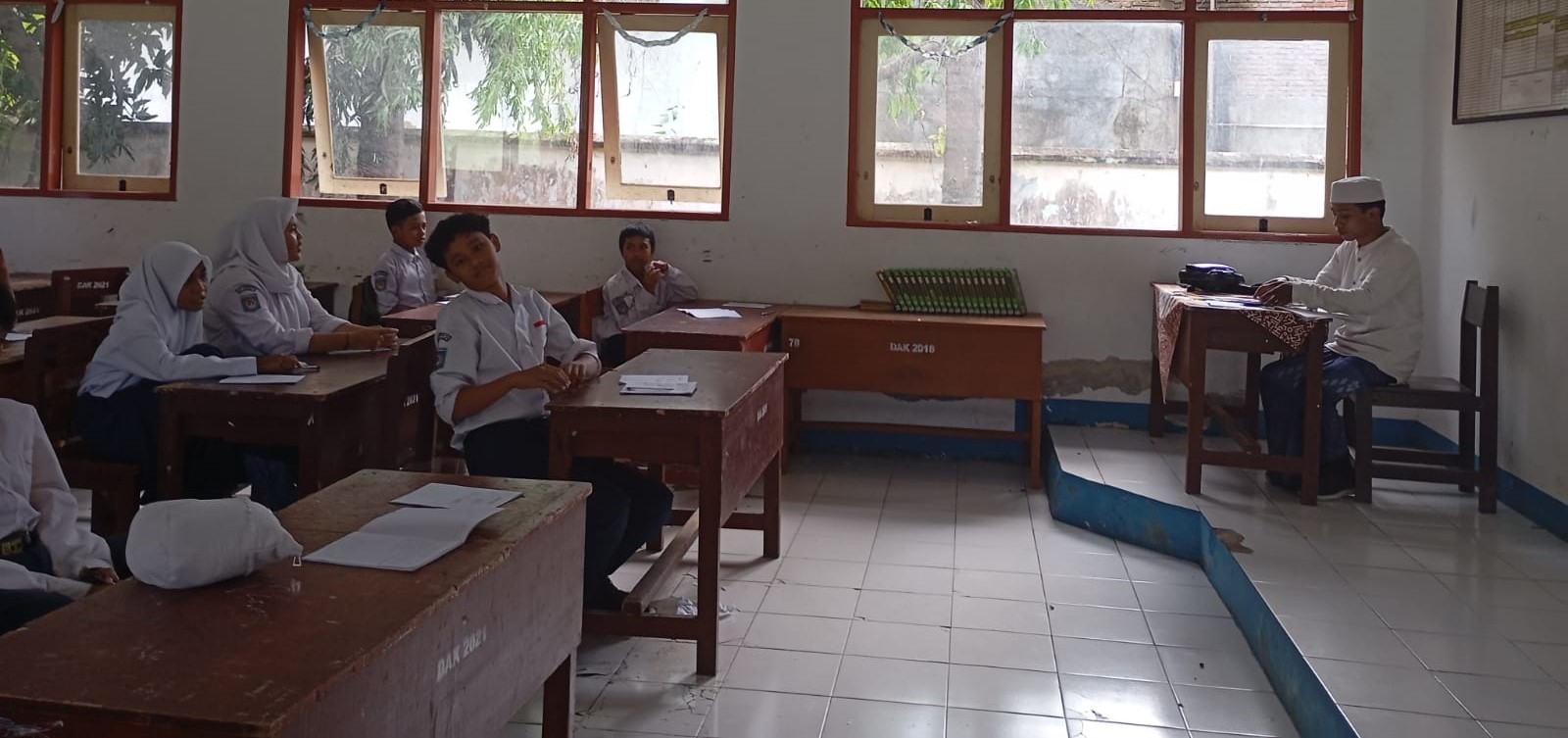 Siswa SMPN 21 Mataram belajar agama di luar jam formal, belum lama ini.