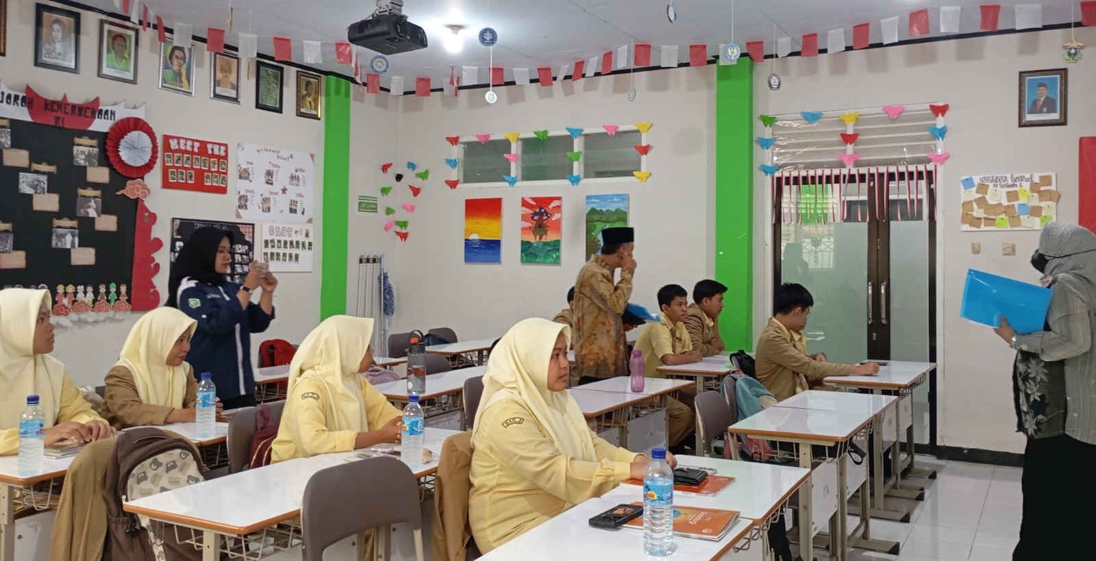 Pihak Kanwil Kemenag NTB menilai lomba penataan kelas meriahkan HUT ke-80 RI di MAN 2 Mataram, Rabu (13/8).