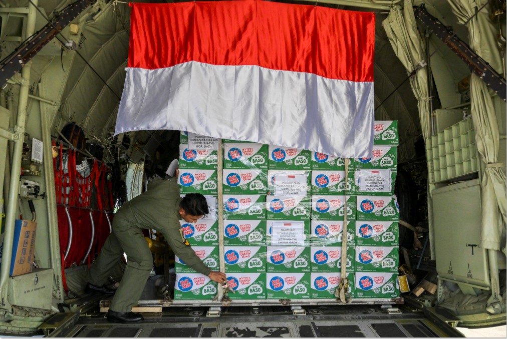 PERIKSA BANTUAN: Tim memeriksa paket bantuan kemanusiaan untuk warga Palestina di Gaza yang akan diangkut dengan dua pesawat Hercules C-130 dari Pangkalan Udara Halim Perdanakusuma di Jakarta.