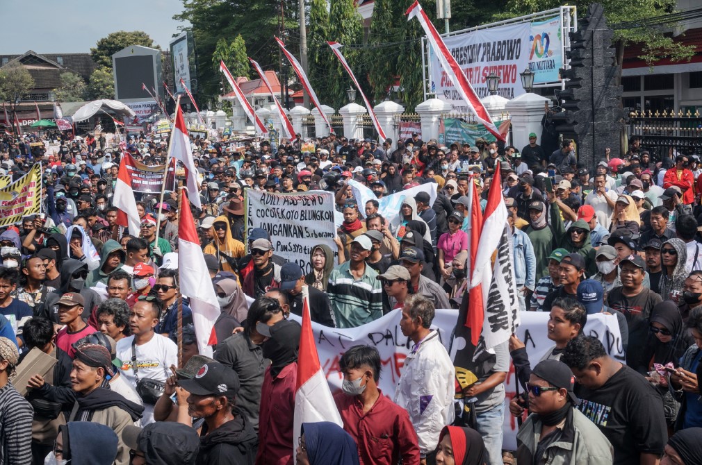 PROTES TARIF PBB-P2: Ribuan warga saat melakukan unjuk rasa di depan kantor Bupati Pati, Rabu (13/8). Unjuk rasa ini dilakukan untuk memprotes kenaikan PBB-P2 sebesar 250 persen.