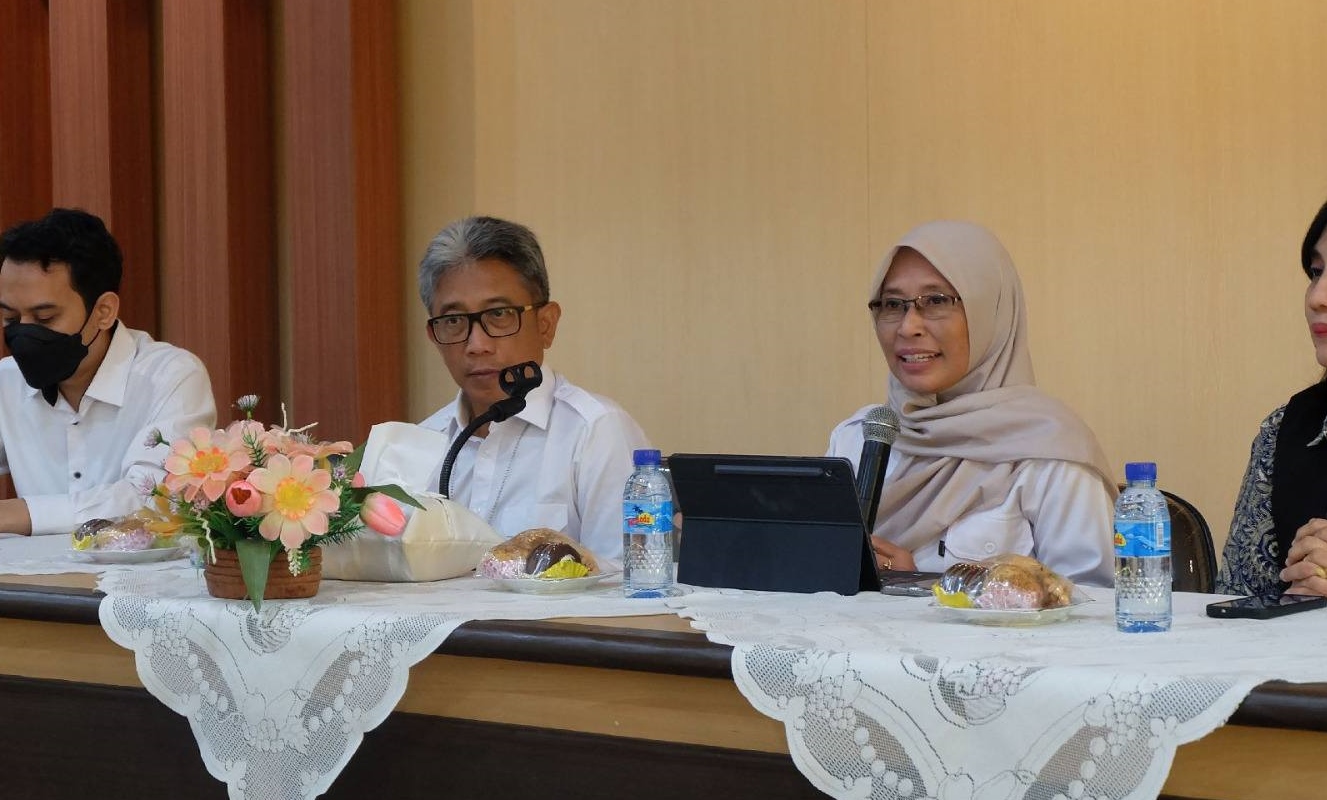 DATA AKURAT: Kepala Dinas Sosial NTB Nunung Triningsih (dua dari kanan) memberi sambutan pada Pelatihan Peningkatan Kapasitas bagi petugas pengelola DTSEN, Rabu (13/8).