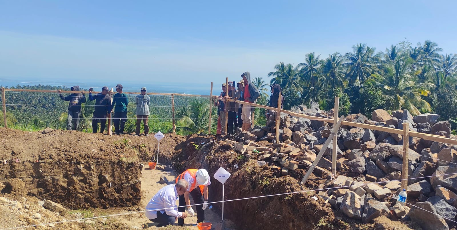 PANTAU HILAL: Lokasi pembangunan gedung POB di Desa Teniga, Kecamatan Tanjung. Tempat ini berada di ketinggian 300 mdpl