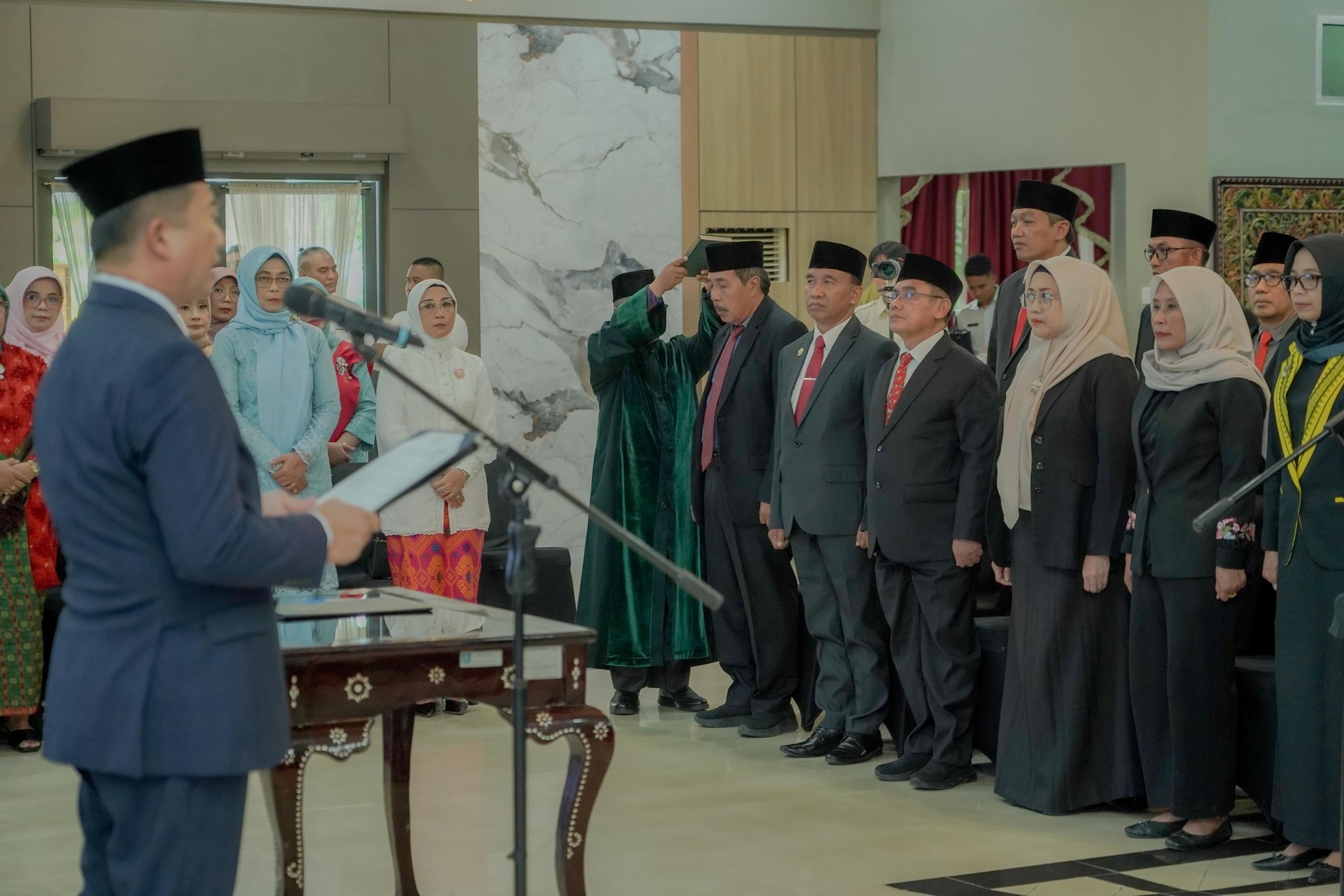 KEBIJAKAN KEPEGAWAIAN: Gubernur NTB Lalu Muhamad Iqbal melantik pejabat yang dimutasi, akhir April lalu.