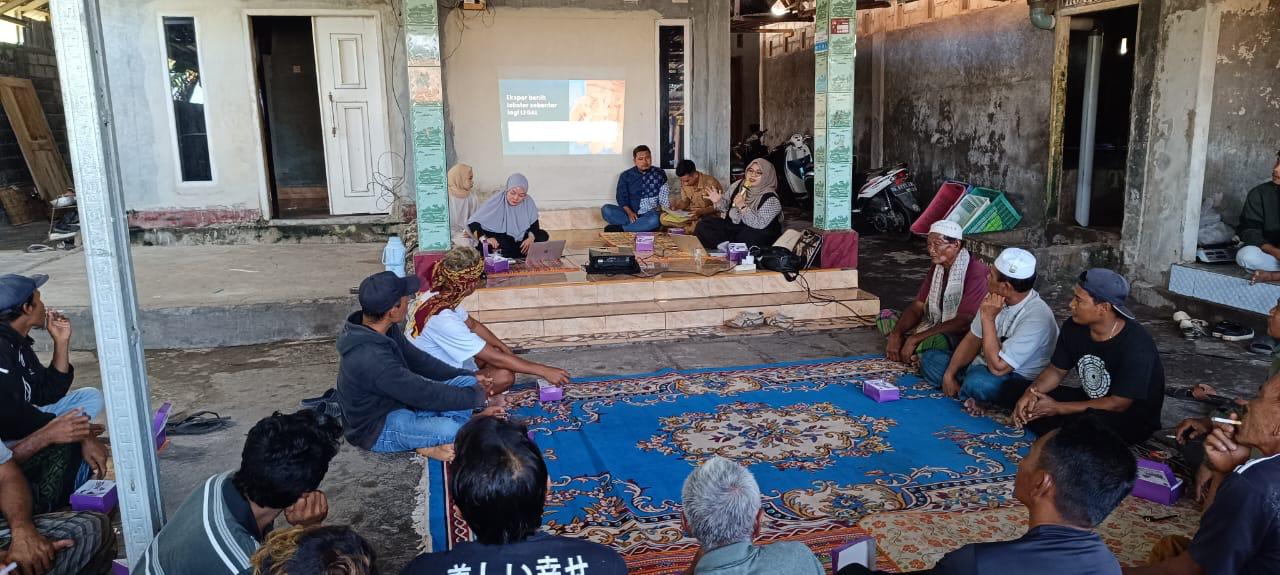 Edukasi pendekatan berbasis ekosistem dalam melakukan budidaya benih lobster, di Teluk Jukung, Jerowaru beberapa waktu lalu.