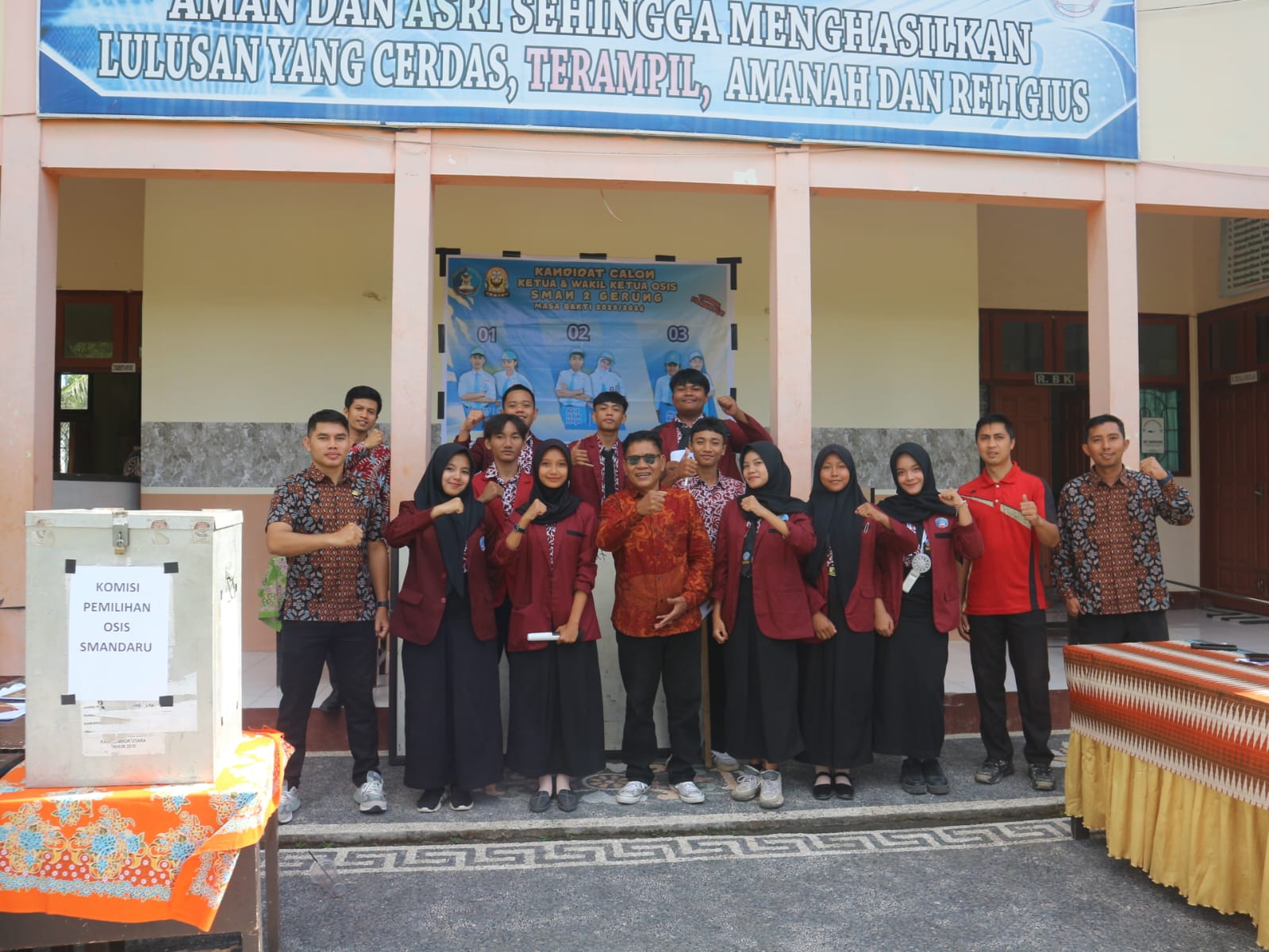 DEMOKRATIS: Kepala SMAN 2 Gerung Lalu Gd Sumaryani KM M.Pd bersama para siswa yang menjadi panitia pemungutan suara pemilihan ketua osis SMAN 2 Gerung.