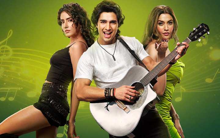 Aayush Kumar dan Aakaisha dalam salah satu adegan romantis di film Andaaz 2 yang mengangkat kisah cinta segitiga penuh drama. (Bollywood Hungama)