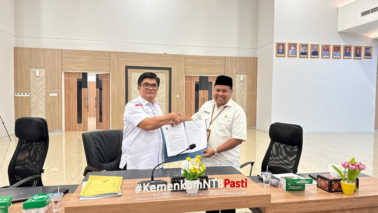 Kepala Divisi Peraturan Perundang-undangan dan Pembinaan Hukum Kanwil Kemenkum NTB Edward James Sinaga (kiri) menyerahkan berita acara harmonisasi Raperda Kota Mataram.