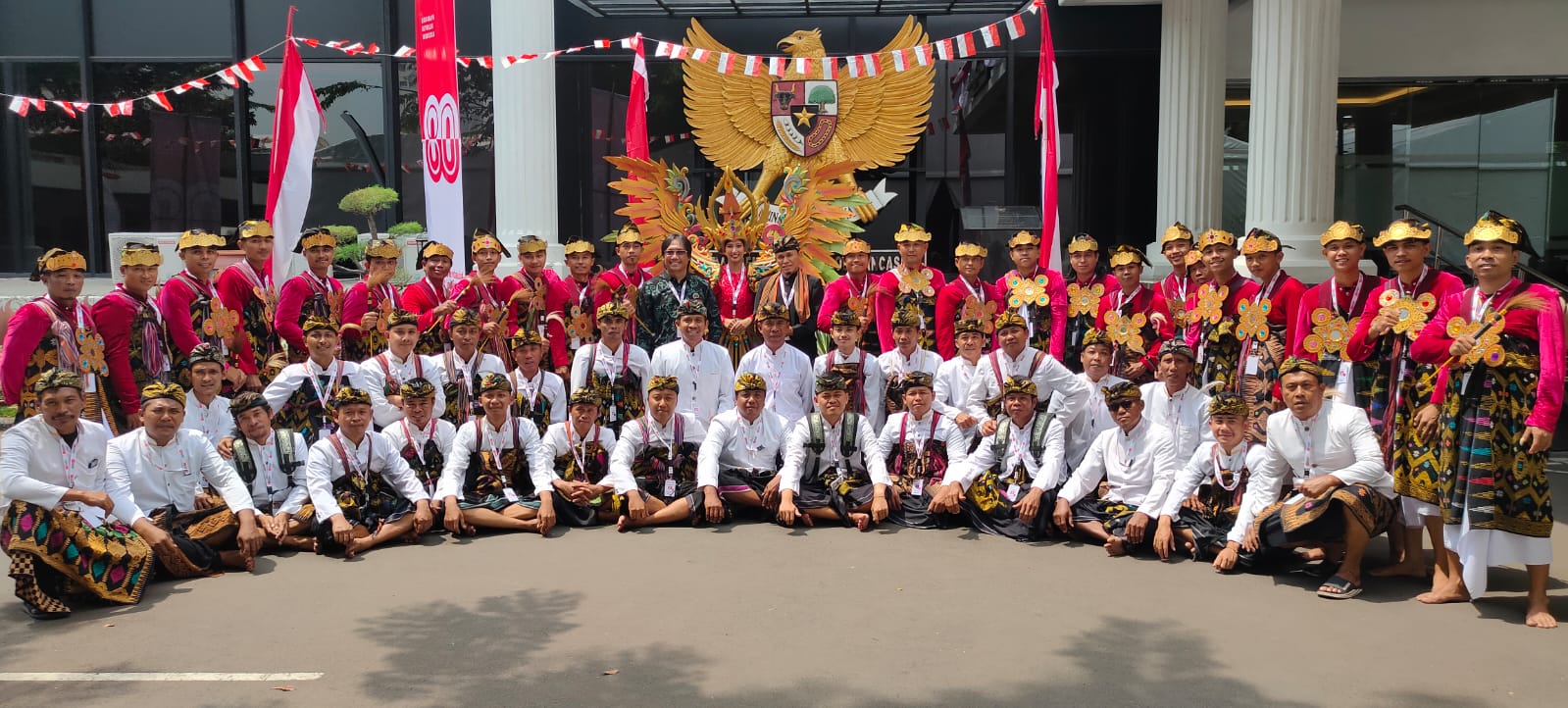 Foto bersama 218 Seniman NTB saat sesi latihan jelang tampil di HUT RI ke-80 di Istana Merdeka, Kamis (14/8).