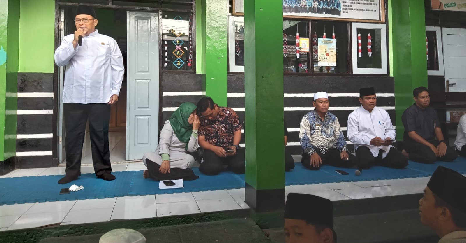 Kepala Kemenag Kota Mataram H Hamdun (berdiri) meluncurkan program wakaf uang di MIN 2 Mataram.