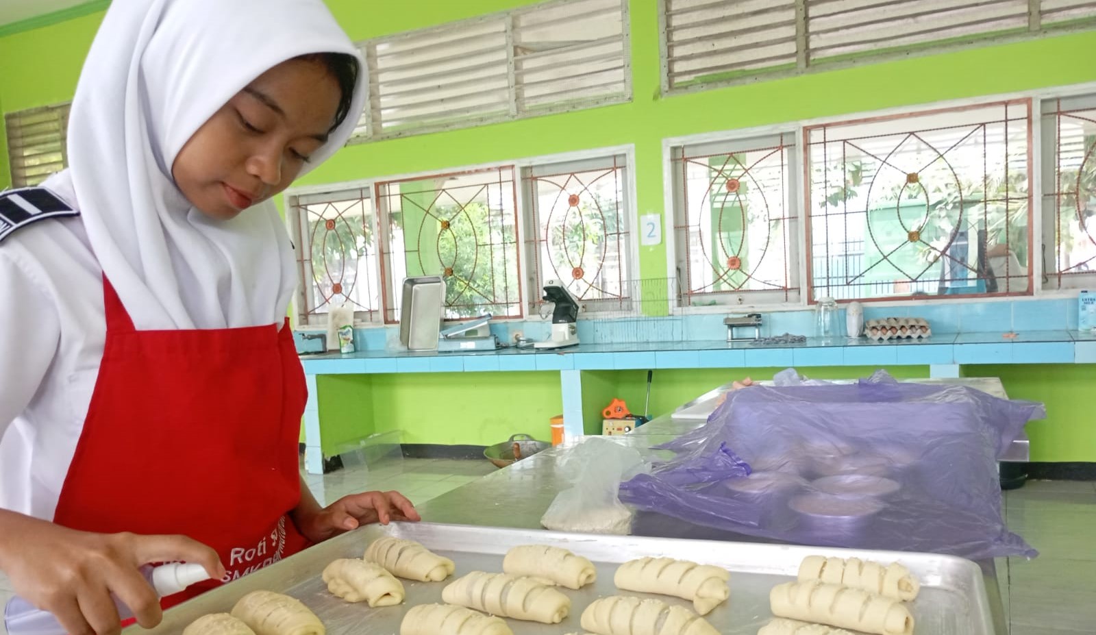 Siswa SMKPPN Mataram Kompetensi Keahlian Agribisnis Pengelolaan Hasil Pertanian melaksanakan praktik membuat kue di  sekolah setempat.