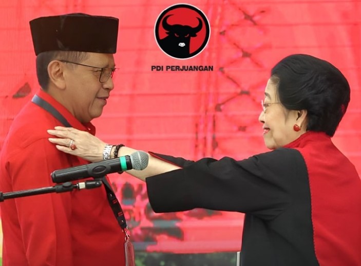JADI SEKJEN LAGI: Ketum PDI Perjuangan Megawati Soekarnoputri saat berbincang dengan Sekjen DPP PDIP Hasto Kristiyanto usai pelantikan pengurus baru di kantor DPP PDIP, Jalan Diponegoro 58, Jakarta.