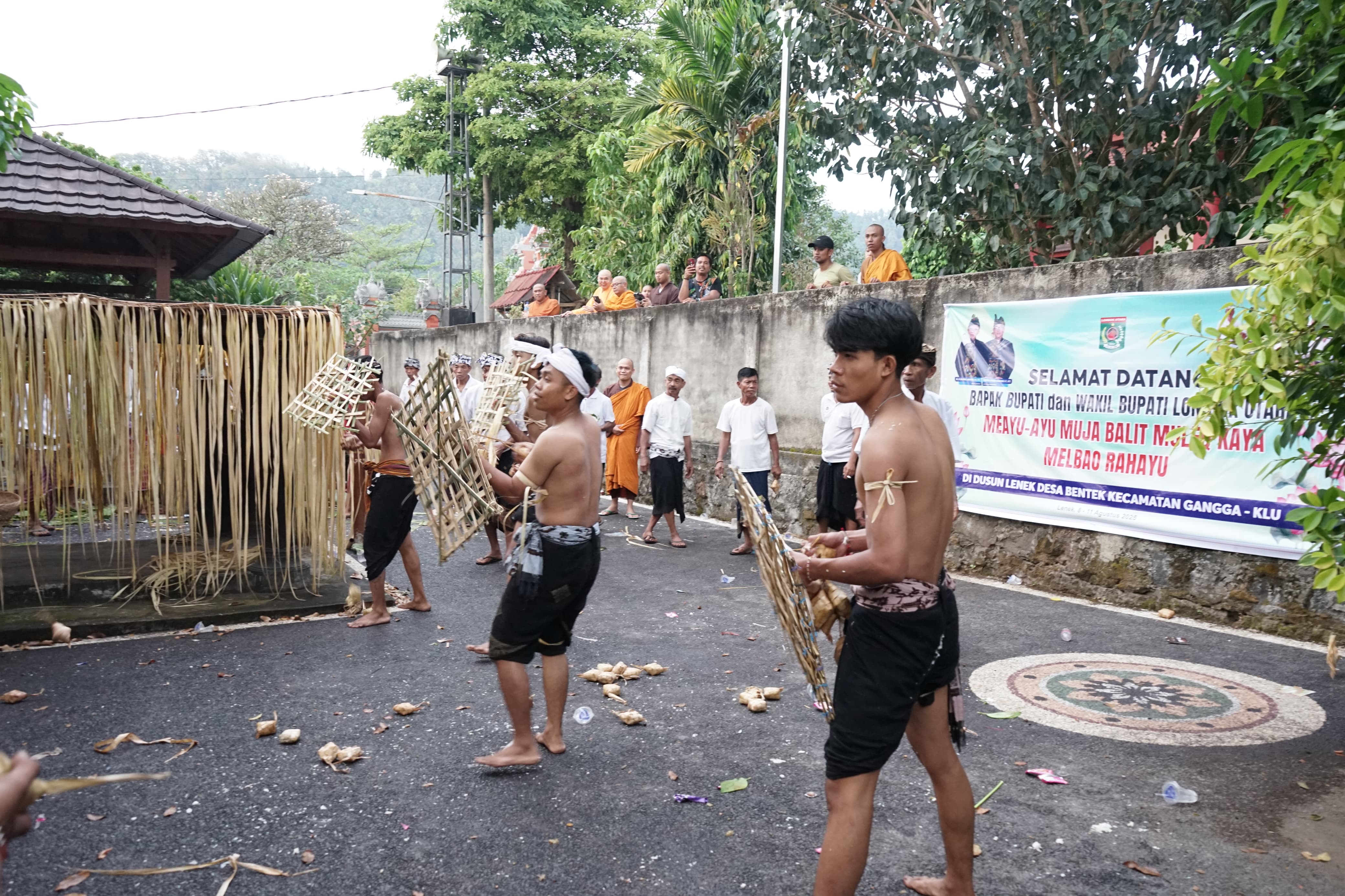 LESTARIKAN BUDAYA: Warga Dusun Lenek saat ritual Perang Topat sebagai bentuk rasa syukur atas hasil panen yang melimpah.