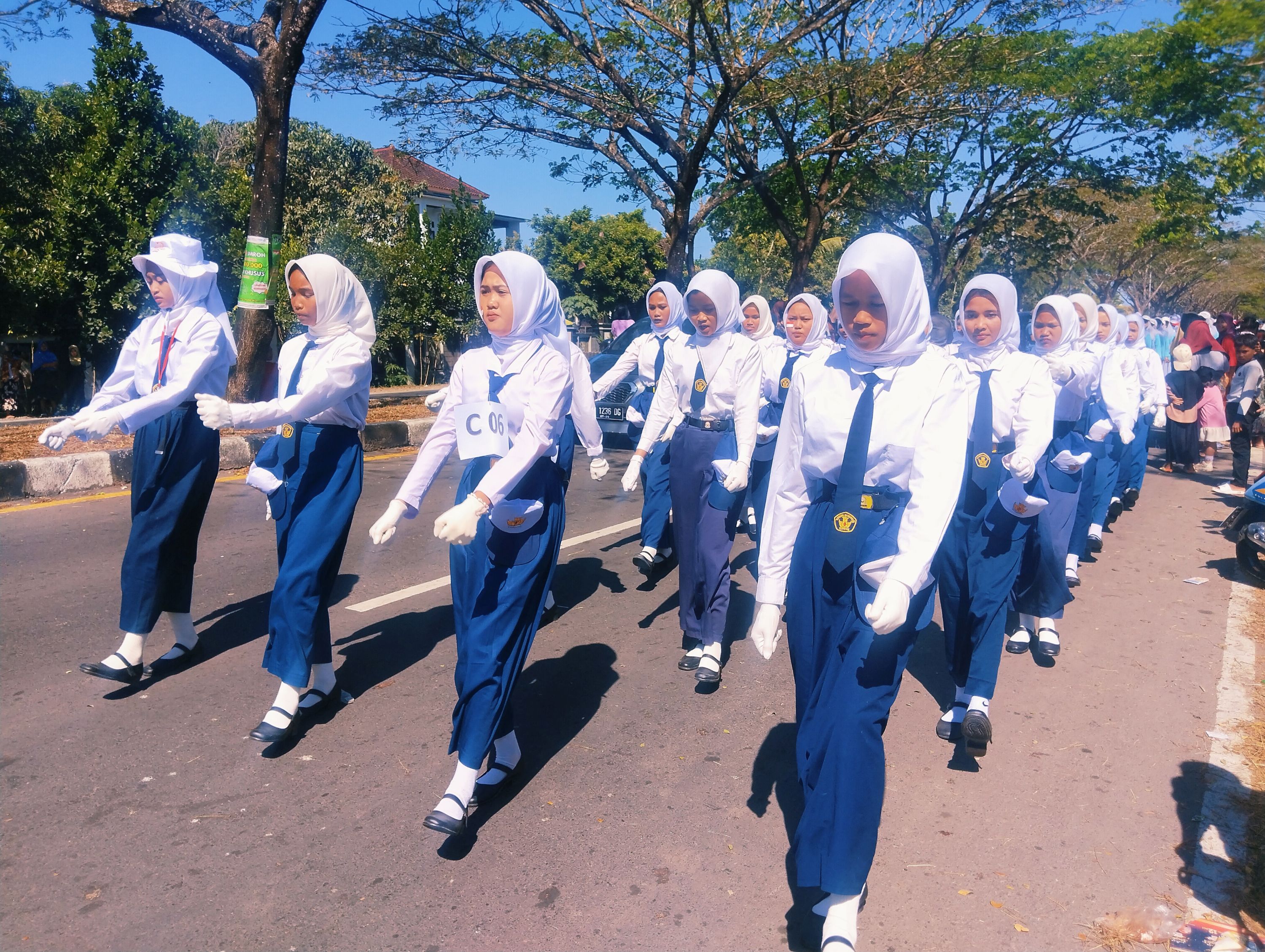 Sekelompok murid SMP mengikuti lomba gerak jalan indah memeriahkan HUT RI ke-80 di sepanjang jalan bypass BIL menuju kantor Camat Praya Barat, Loteng, Rabu (13/8).